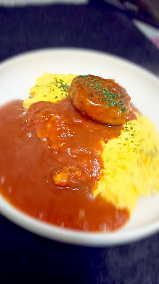 トマト煮込みハンバーグのふわとろオムライス♪|Hitomiさん