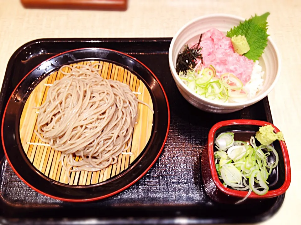 Snapdishの料理写真:せいろそば ミニねぎとろ丼セット|くそじじいさん