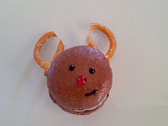 Snapdishの料理写真:Reindeer chocolate ganache macaron|Slinkyさん