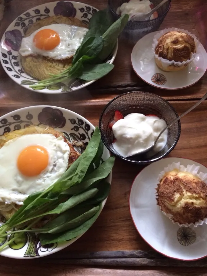 Snapdishの料理写真:フレンチトーストモーニングマフィン、目玉焼きとポテトのダルファン、イチゴ＆ヨーグルト|charさん