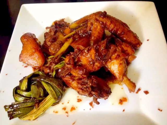 Philippine Cuisine: Toasted Garlic & Pandan leaf. Chicken Adobo|Dan Alfred Garcia Madriagaさん