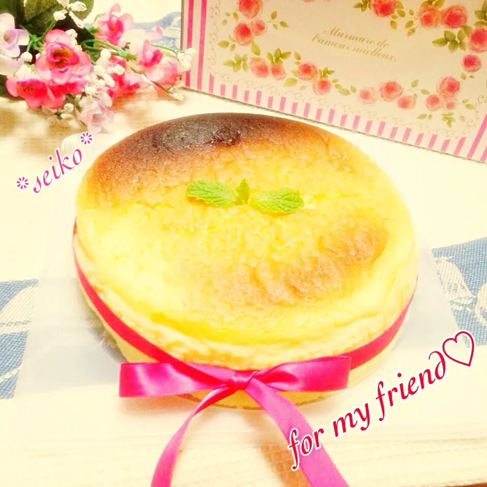 Snapdishの料理写真:お友達へのプレゼント✨スフレチーズケーキ( •ॢ◡-ॢ)-♡|*seiko*さん