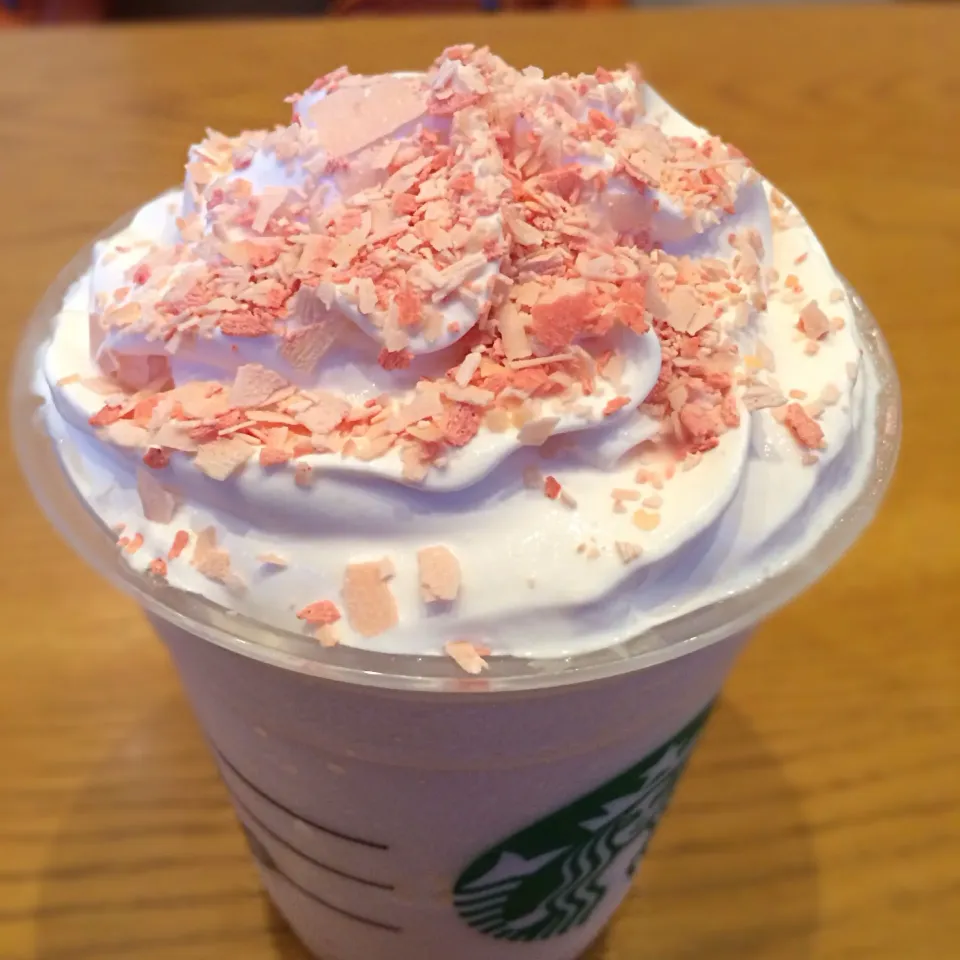 Sakura Chocolate Frappuccino with Strawberry flavor topping|hirotomoさん