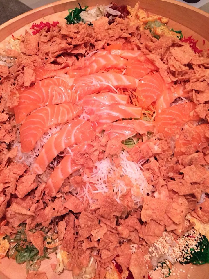 Salmon yu sheng (Chinese salmon salad)|12Dragonさん