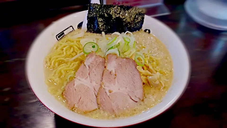 Snapdishの料理写真:ひるとくセット（ラーメン大盛り＋餃子）＠野方ホープ 本店|Taichirou  Onoseさん