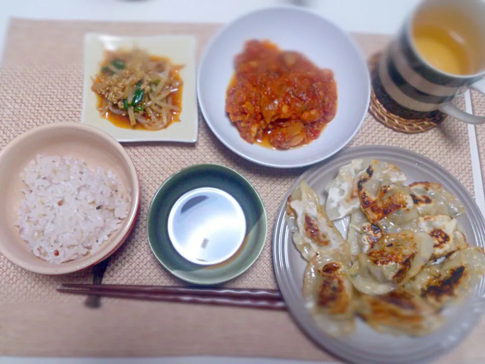 餃子 もやしとにらのナムル トマトキャベツ煮|にゃろめさん