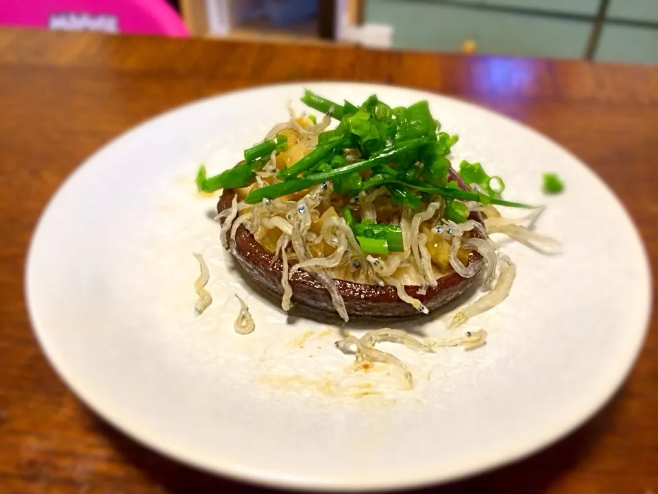 焼き椎茸に搾菜とじゃこを載せて。お肉みたいです|tesasakiさん