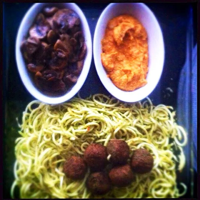 Zucchini Noodles , Falafals , sautéed mushrooms and sweet red pepper hummus|T.E.Dennisさん