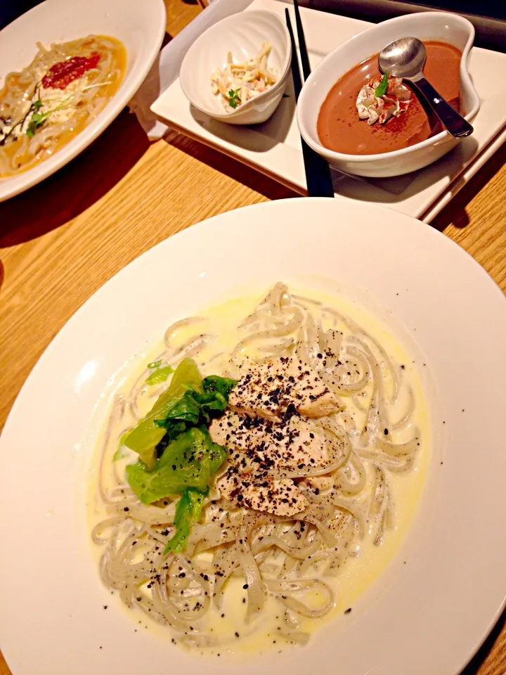 シャキシャキレタスと蒸し鶏の豆乳クリームうどん|あぼちさん