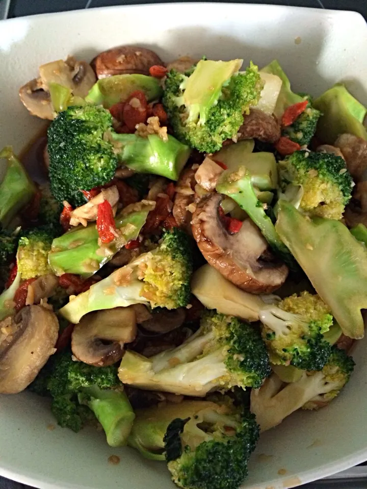 Broccoli with mushrooms and wolfberries|Ong Sor Fernさん