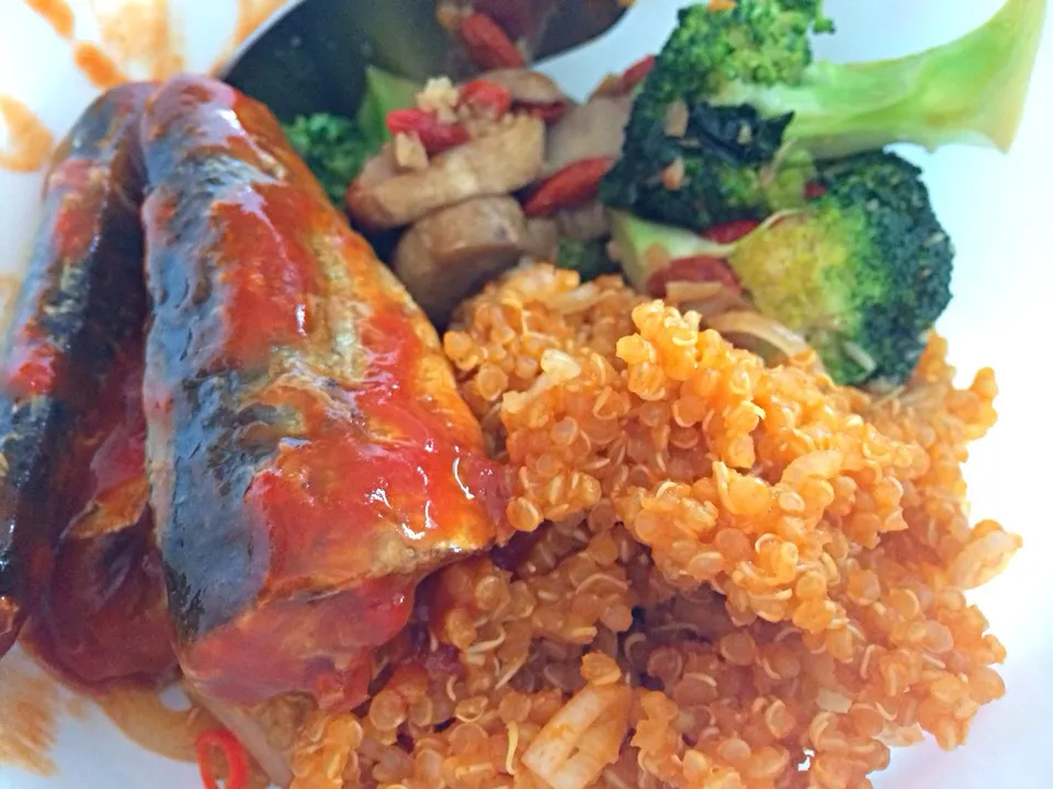 Quinoa cooked in tomato broth, sardines and broccoli fried with mushrooms and wolfberries|Ong Sor Fernさん