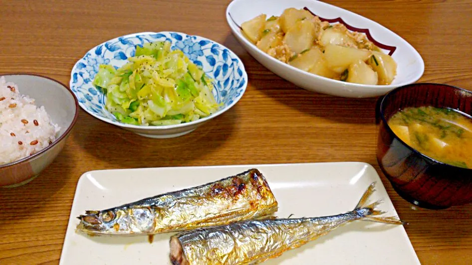 Snapdishの料理写真:・秋刀魚の塩焼き
・蕪と鶏ミンチの炊きもの
・蕪の葉と豆腐の味噌汁
・キャベツのホットサラダ
・古代米入りご飯|ようかんさん