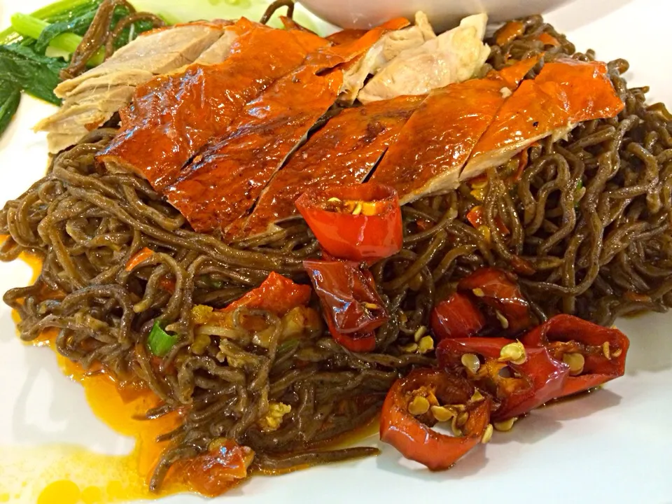 Whole wheat egg noodle with grill roasted duck|Issara. 🍴さん