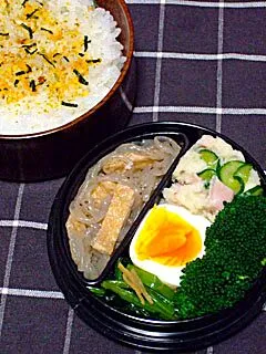 お弁当（ふりかけご飯、さといものポテトサラダ、小松菜の生姜炒め、しらたきと薄揚げの煮物。ゆで卵、ブロッコリー）|すーさん