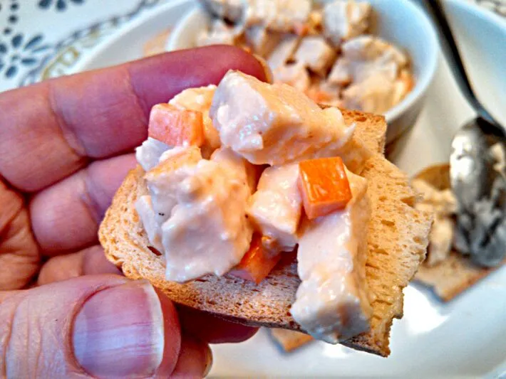 Snapdishの料理写真:Chicken & carrot salad on Melba toast|Sashi Steinerさん