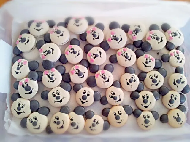 Mickey and Minnie b'day macarons|Slinkyさん