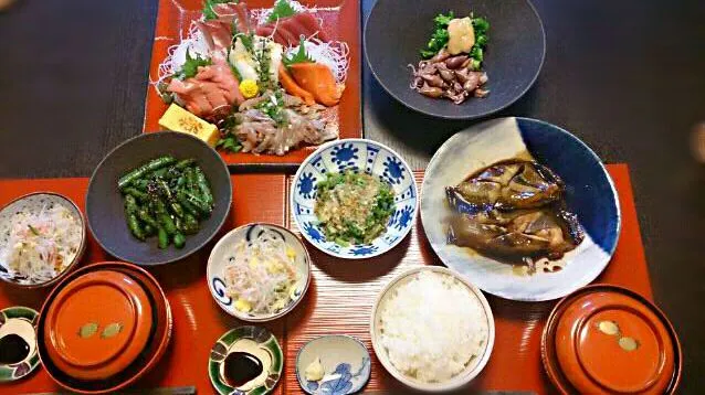 昨日の晩御飯。
魚ばかりになったけど、赤カレイの煮付けにお刺身、はまぐりのお吸い物。
ホタルイカと菜の花の酢味噌は春の味😍|akemi🐝さん