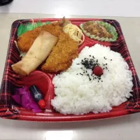 Snapdishの料理写真:ミックスフライ弁当 350円|藤井 崇之さん