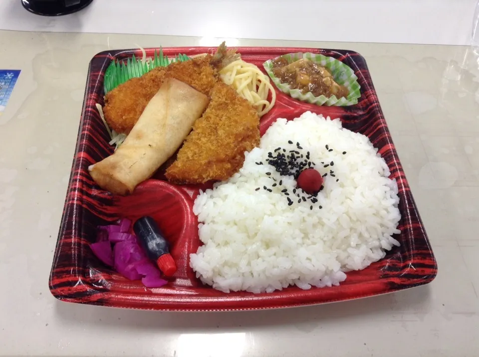 Snapdishの料理写真:ミックスフライ弁当 350円|藤井 崇之さん