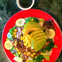 Snapdishの料理写真:ensalada de beef con aguacate|Alicia Herrera Laraさん