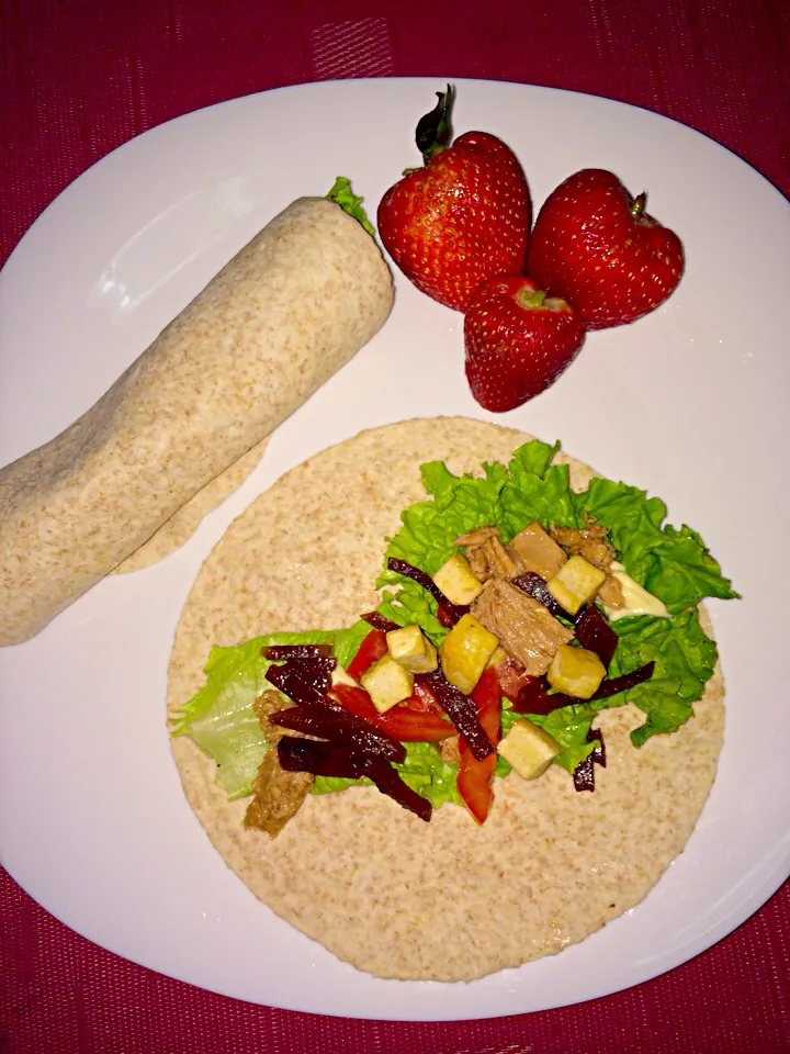 Tuna platowraps and strawberries|Lai's Kitchenさん