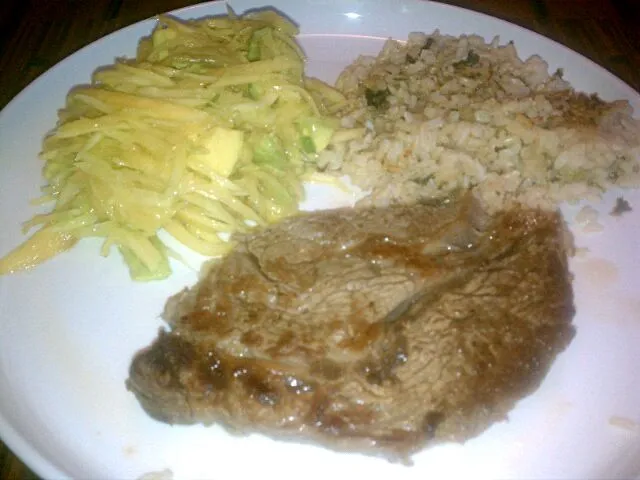 Chef Jiraphon's Hawaiian dinner: boneless ribeye steak, kale brown rice & papaya-avocado salad.|Jiraphon Gさん