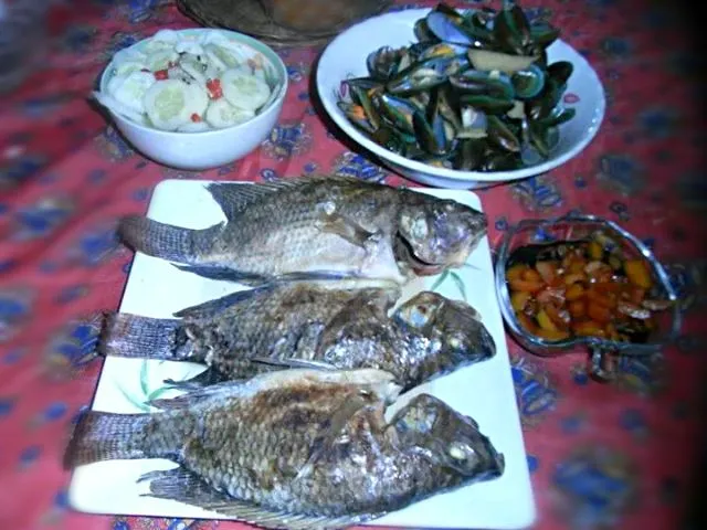 Philippine Cuisine: grilled Tilapia and Muscle Soup. and Cucumber onion Tomatoes chilli vinegar For the Salad. Lunch Time|Dan Alfred Garcia Madriagaさん