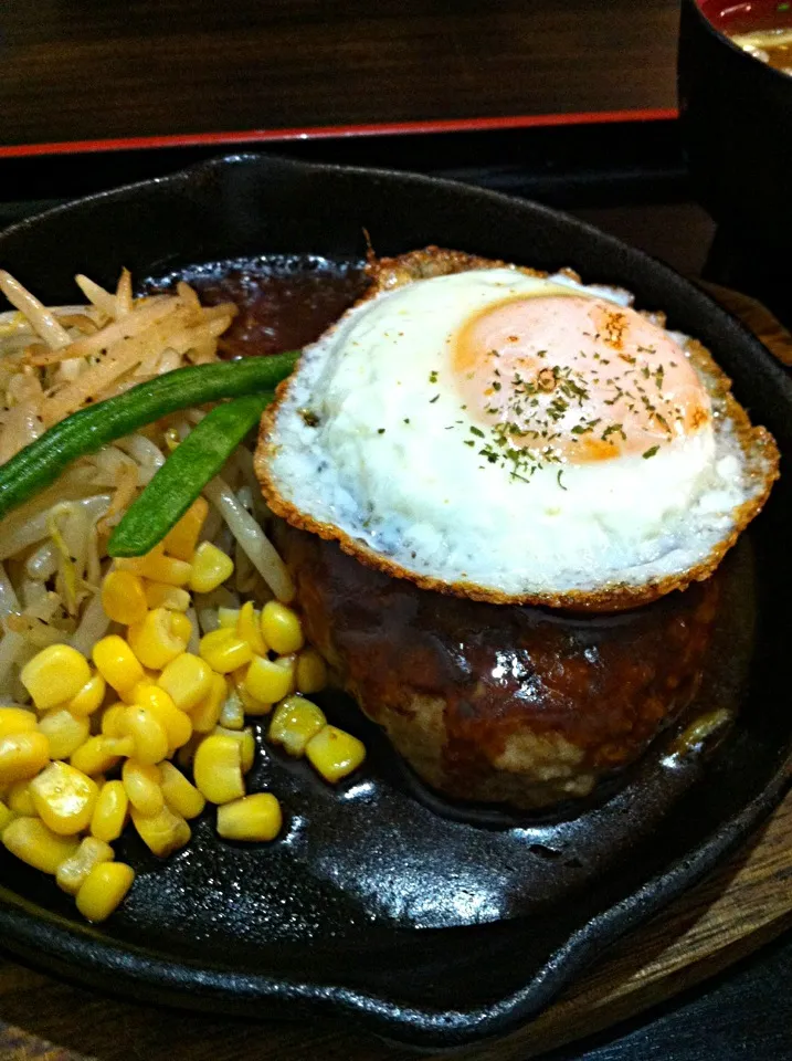 イベント後の昼ご飯は、デミ玉ハンバーグ定食をいただきました。すでに晩ご飯に近い時間だったけど。|abe yoshiroさん