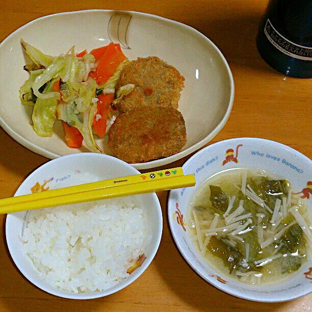 Snapdishの料理写真:ぼっちゃんの夕食(^-^)
海鮮メンチカツ
わかめとカリフラワーたっぷり野菜炒め
白菜とえのきの味噌汁|ふみぃさん