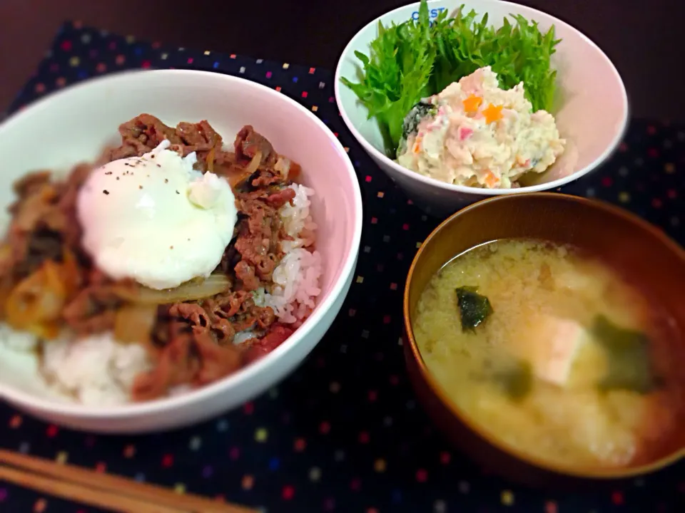 ポテサラ✳︎温玉牛丼✳︎味噌汁♡|なっちゃんさん