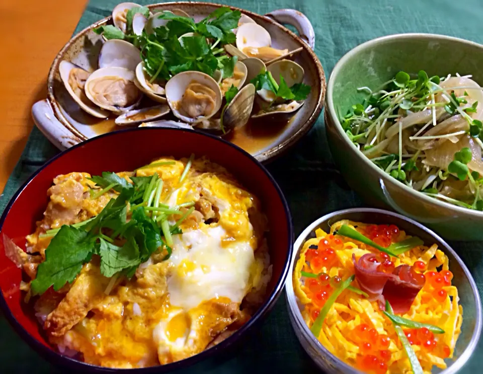 親子丼、はまぐりの酒蒸し、蒸し新玉ねぎとカイワレの胡麻サラダ、ひな祭りプチちらし丼|ぷっくりんこ💙さん