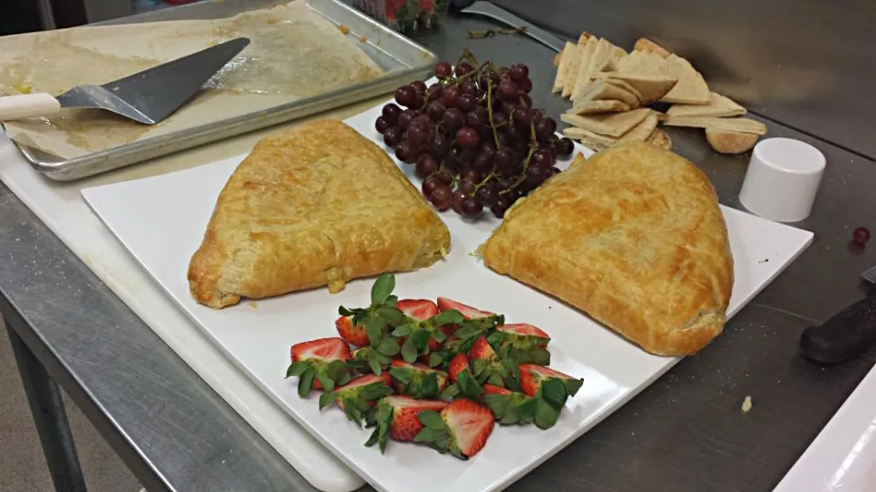 baked brie n fruit for catering....|Angela Newellさん