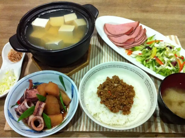 イカとジャガイモ煮物・湯豆腐・ドライカレー・ハムサラダ・舞茸の味噌汁|まーままさん