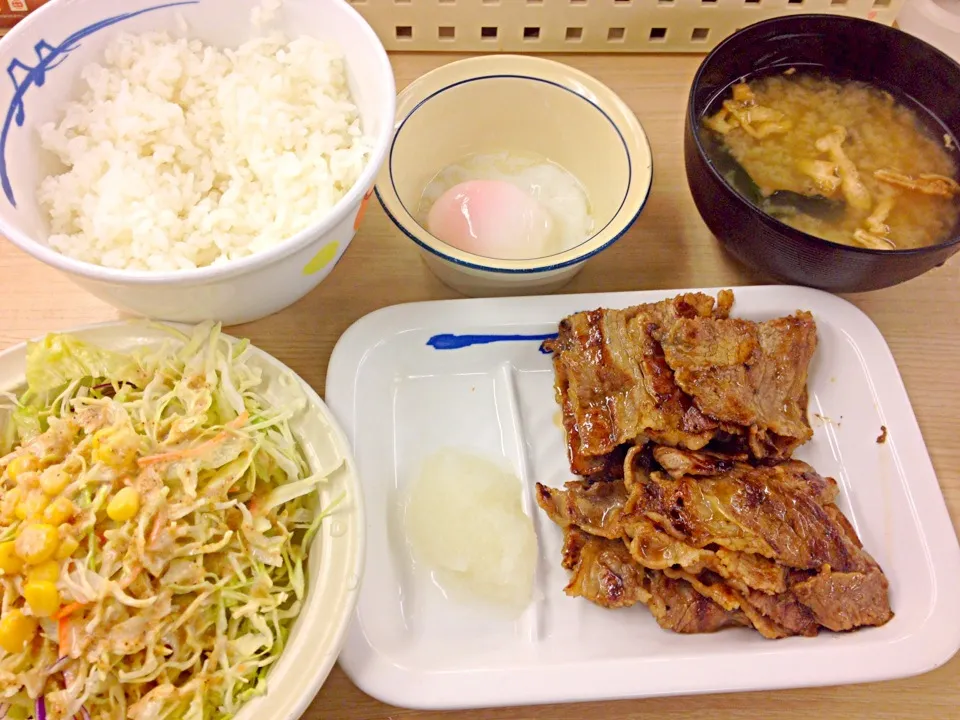 Snapdishの料理写真:カルビ焼肉定食＋半熟卵680円也at松屋自由が丘店|秋山知隆さん