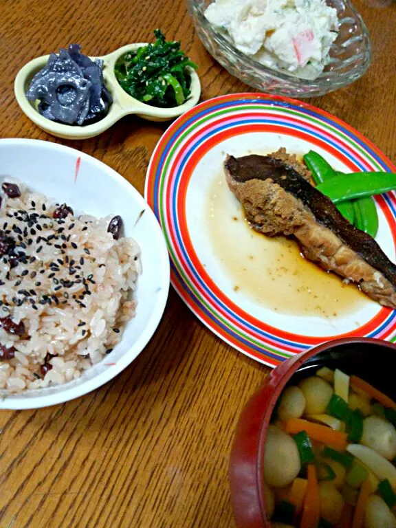 赤飯、なめたガレイの煮付け、ほうれん草の胡麻和え、蓮根きんぴら、玉麩のすまし汁|Rogerinaさん