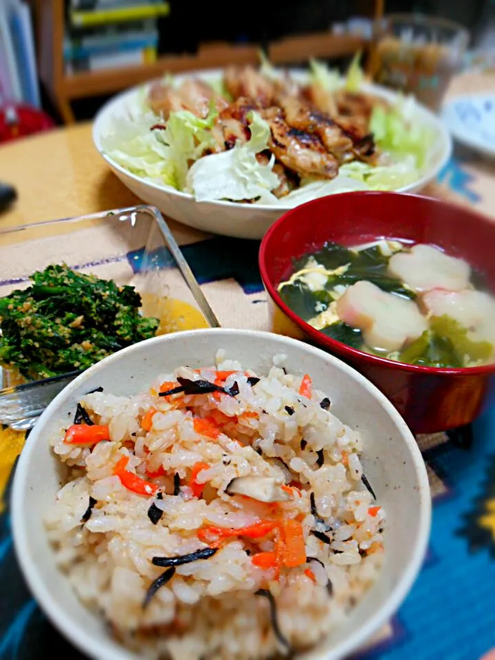 我が家のひな祭りメニュー。
炊き込みご飯、ピンクのお花の麸入りかきたま汁、
菜の花のピーナツ和え、手羽中しっかり味付けたやつ。
炊き込みご飯は水分少な目にして
丸ごとトマト入れてます。
NHKでやってたの参考にしました。
ほんのり赤く色付きます。
雛祭りっぽくなったかな。|Asuka  Uchikawaさん