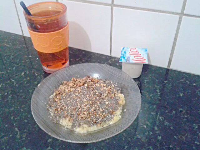 03/03/2014 - desjejum

2 bananas amassadas + granola light + chia
chá verde
iogurte de ameixa diet|Gabriela Baptistaさん