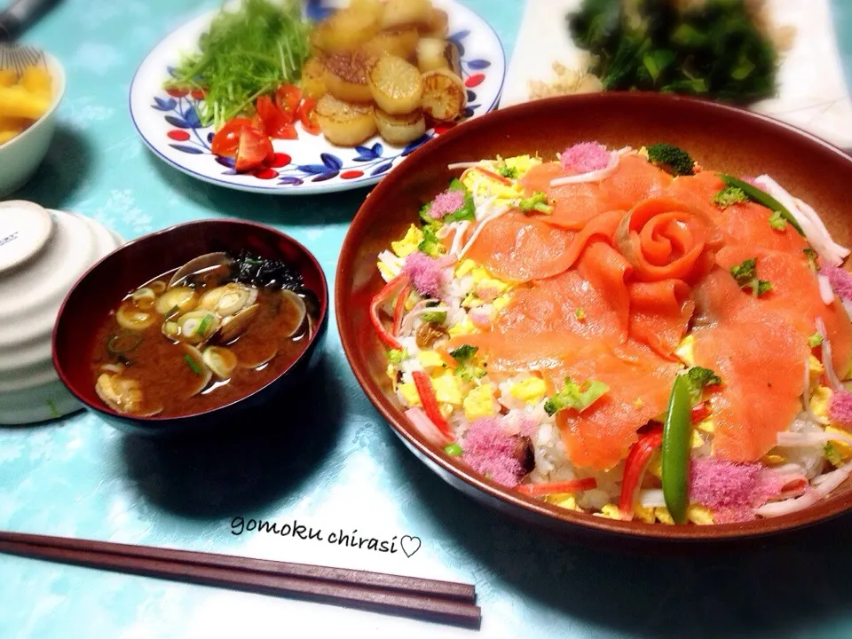 Snapdishの料理写真:ひな祭り♡スモークサーモンの五目ちらし寿司|野原千恵美さん