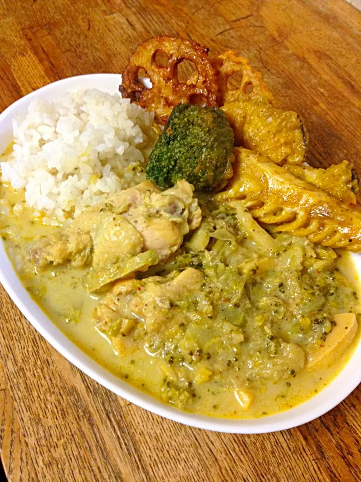 Snapdishの料理写真:野菜たっぷりココナッツカレー&パコラ（Chicken and Vegetable Curry & Pakora）|さっくんさん