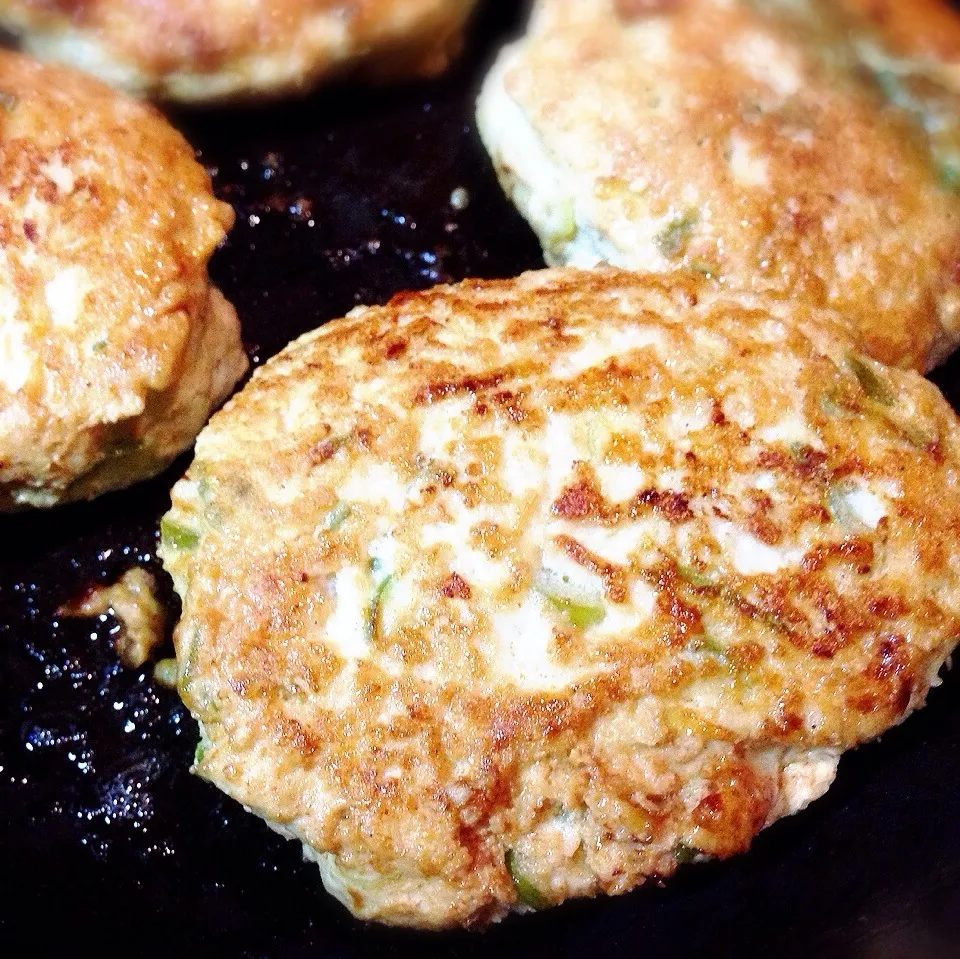 茅の舎だしで、つくねバーグ
作ってみました。
材料は、
鳥肉ミンチ、ネギ、卵、小麦粉、生姜、塩コショウ
に、茅の舎だしを袋から出して混ぜます。
茅の舎だしは、味が付いているので、
便利調味料な上、無添加なんです。
この組み合わせは、
味的には、あっさり魚類系豚骨ラーメン系バーグ、
不思議と、お肉なのに胸焼けもしないんで|大島愛子さん