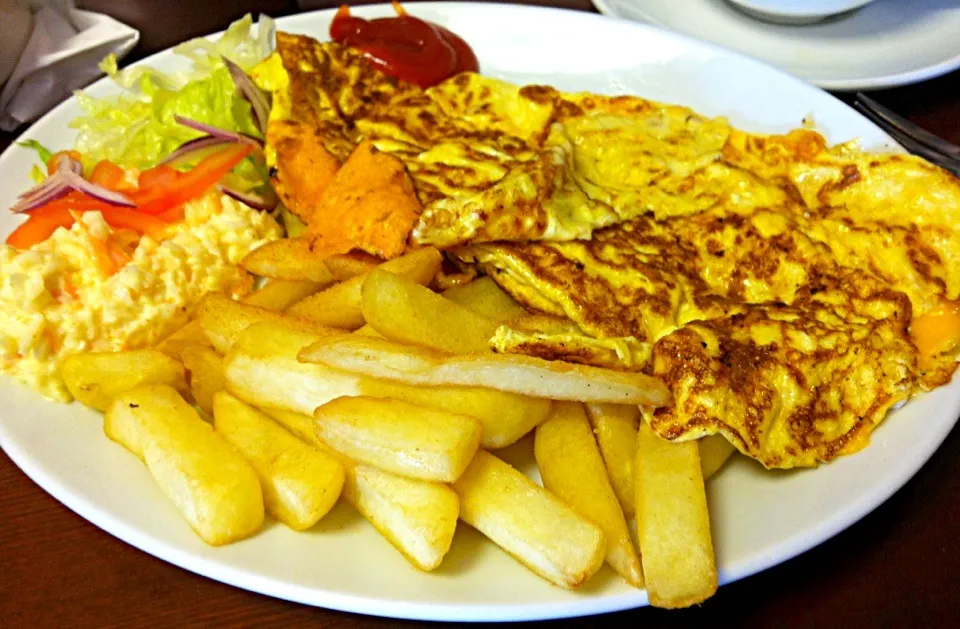 Three Cheese Omelette with chips, coleslaw and salad|Nicole Avisさん