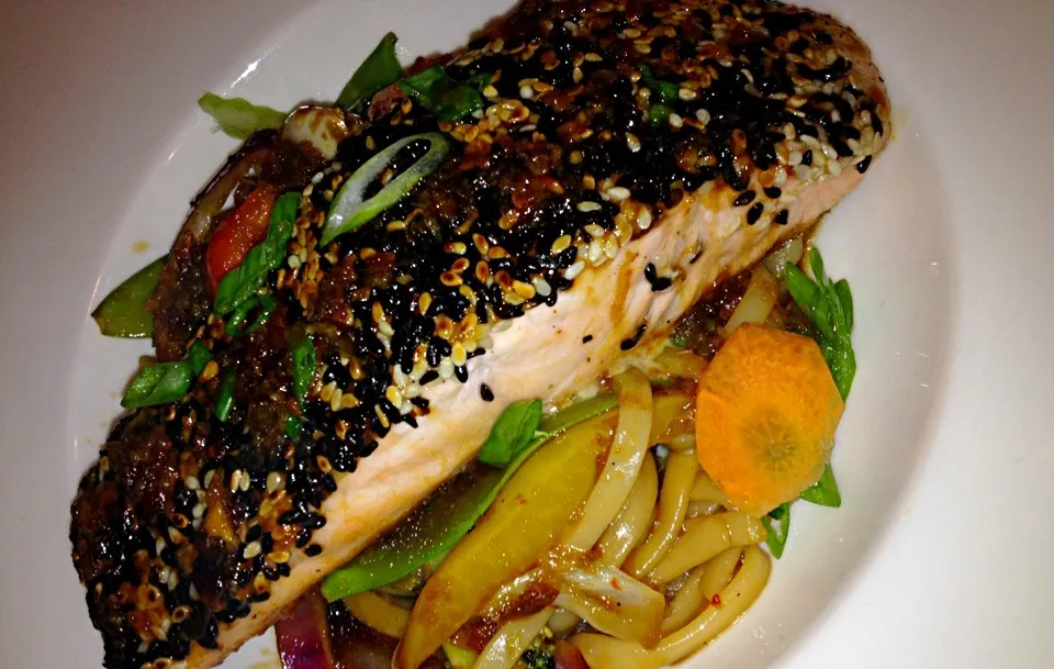 Sesame crusted salmon with udon noodles and vegetables|lauraさん