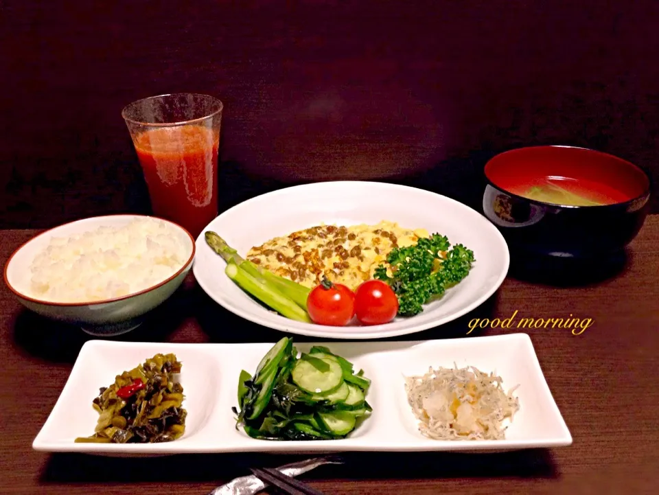 春ちゃん先生の料理を参考にした 納豆オムレツ+小鉢アラカルト+🍅トマトジュース=早起き定食|浦島太郎さん