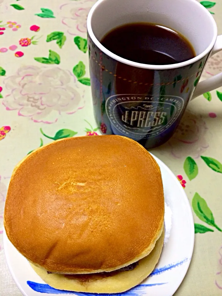 おはようございます。コーヒーと、どら焼き。パンケーキとかホットケーキではないところが、好き。^^;|Takashi H.さん