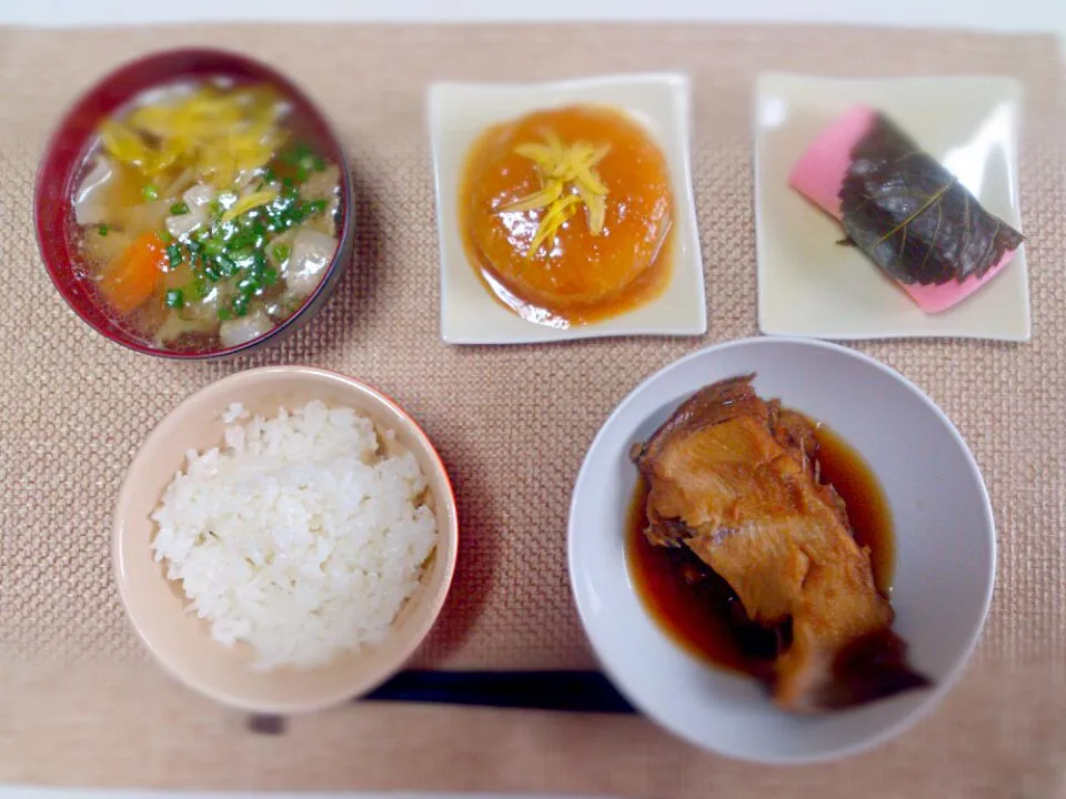 Snapdishの料理写真:かれいの煮付け ふろふき大根 豚バラキャベツの味噌汁 桜餅|にゃろめさん