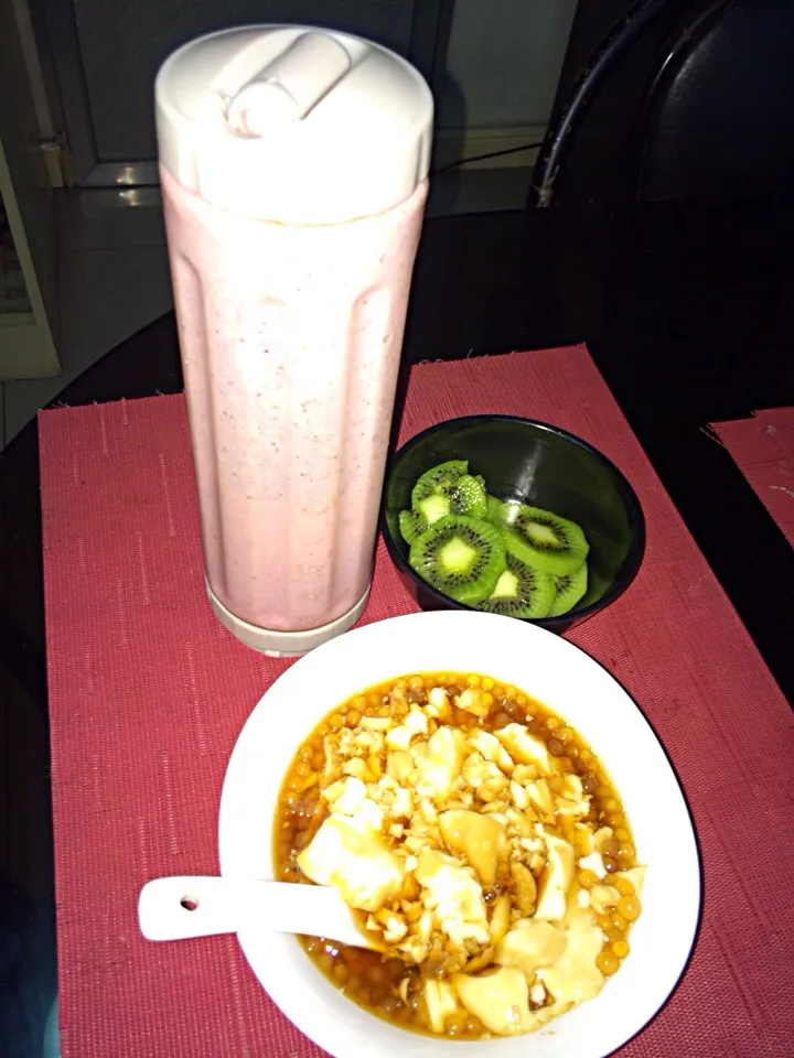 Strawberry milkshake, kiwi and taho|Lai's Kitchenさん