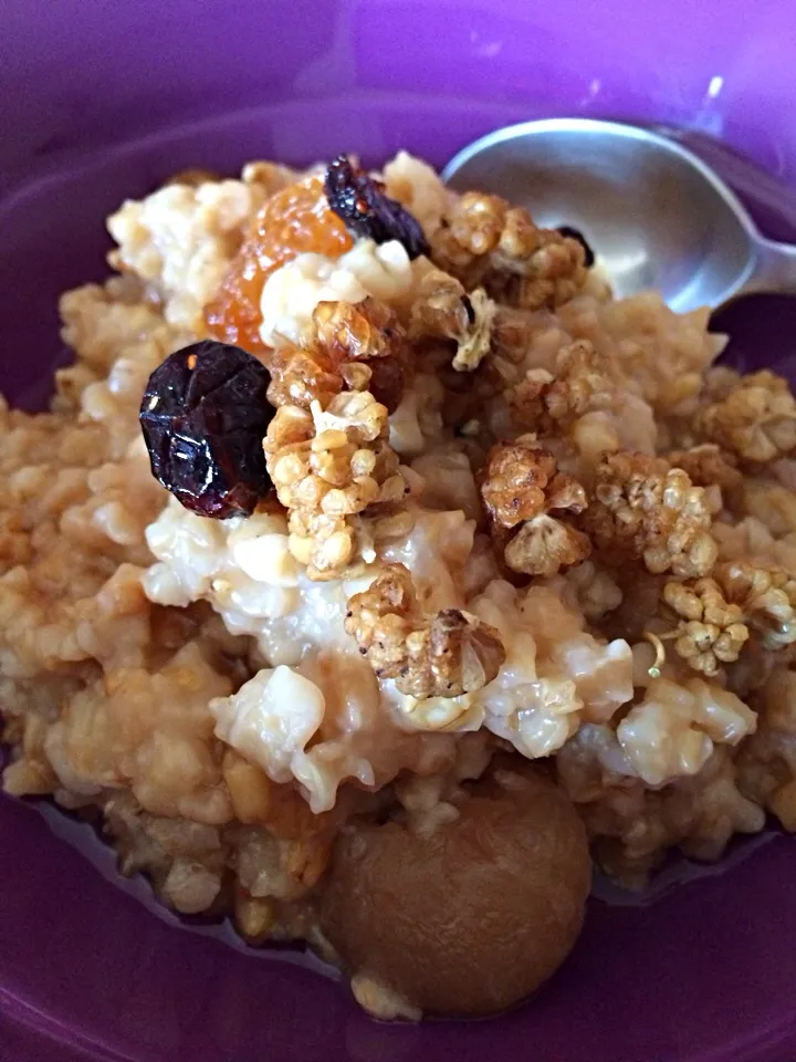 Steel cut oats slow cooked with cinnamon and longans. Topped with dried mulberries and raisins|Ong Sor Fernさん