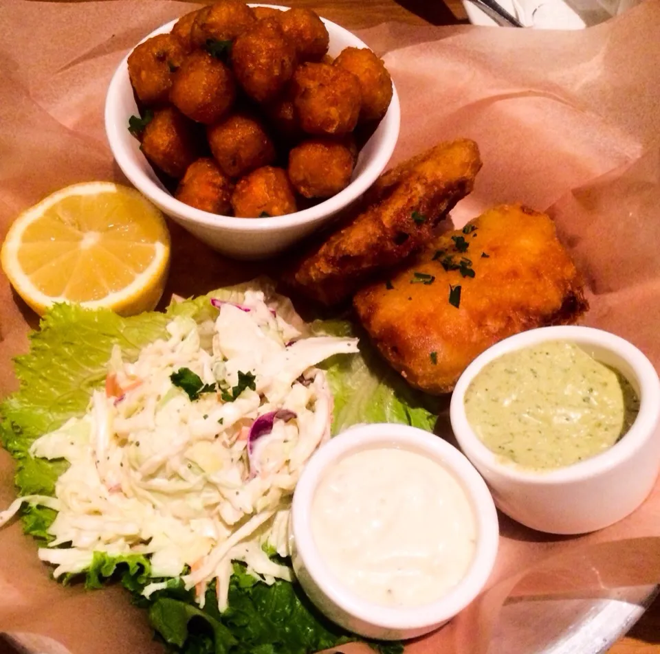 Fried Fish and Tater Tots with Coleslaw from Lazy Dog Cafe|sooprcoolchicaさん