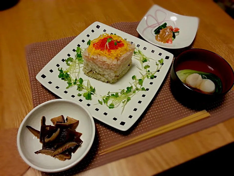 Snapdishの料理写真:おひなさまお祝い膳♪菱餅型ちらし寿司☆ﾎﾀﾃのお吸い物☆カニカマぬた漬け☆椎茸と昆布煮|さちほさん