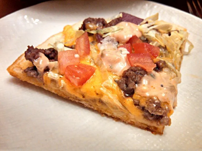 Bacon Cheeseburger Pizza (close up)|Sashi Steinerさん